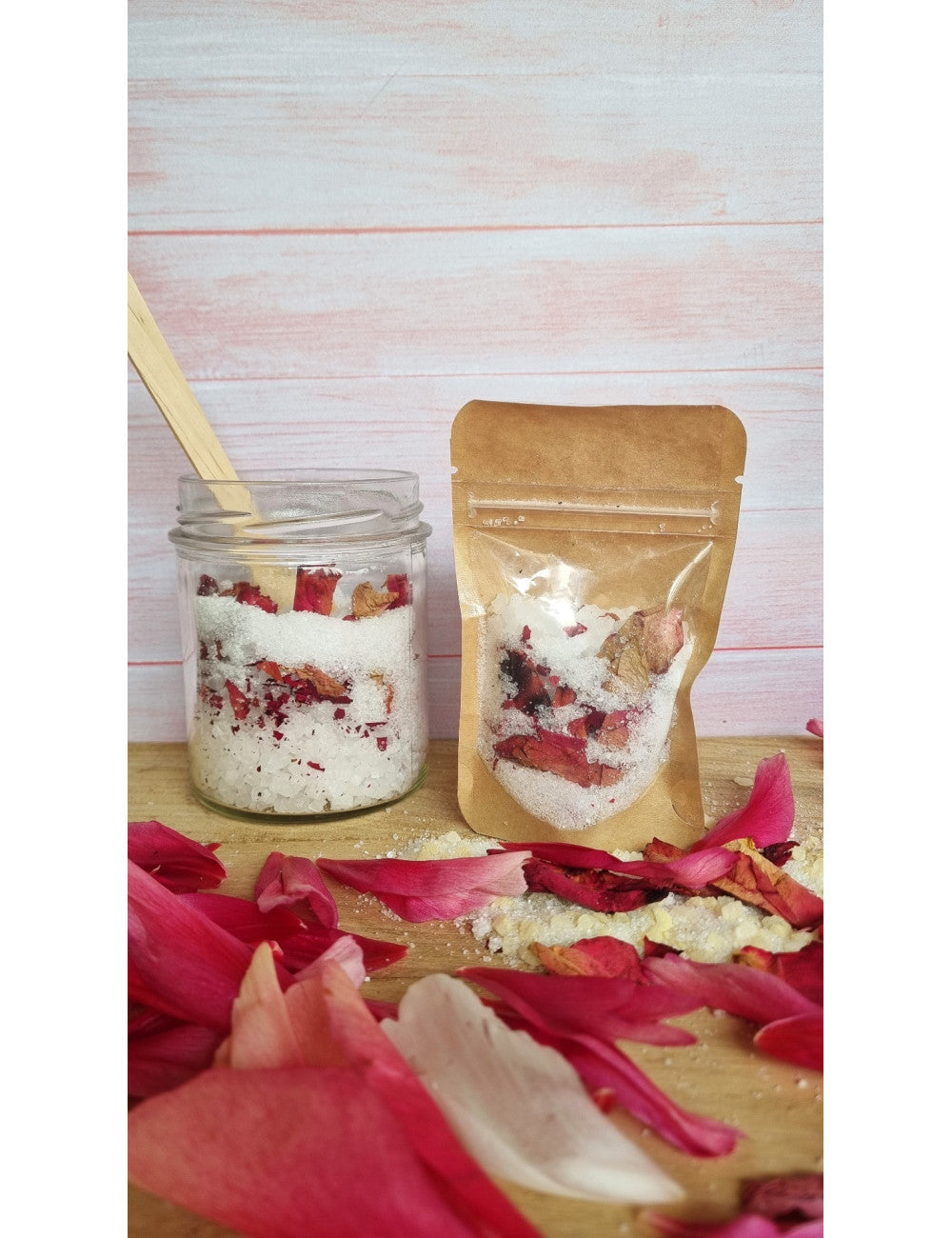 Miscela di sali di Epsom, al profumo di rosa antica e con petali di rosa essiccati, da mettere nella vasca da bagno o da usare per il pediluvio, come in provenza