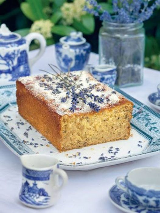 Torta provenzale al limone, mandorle e fiori di lavanda.