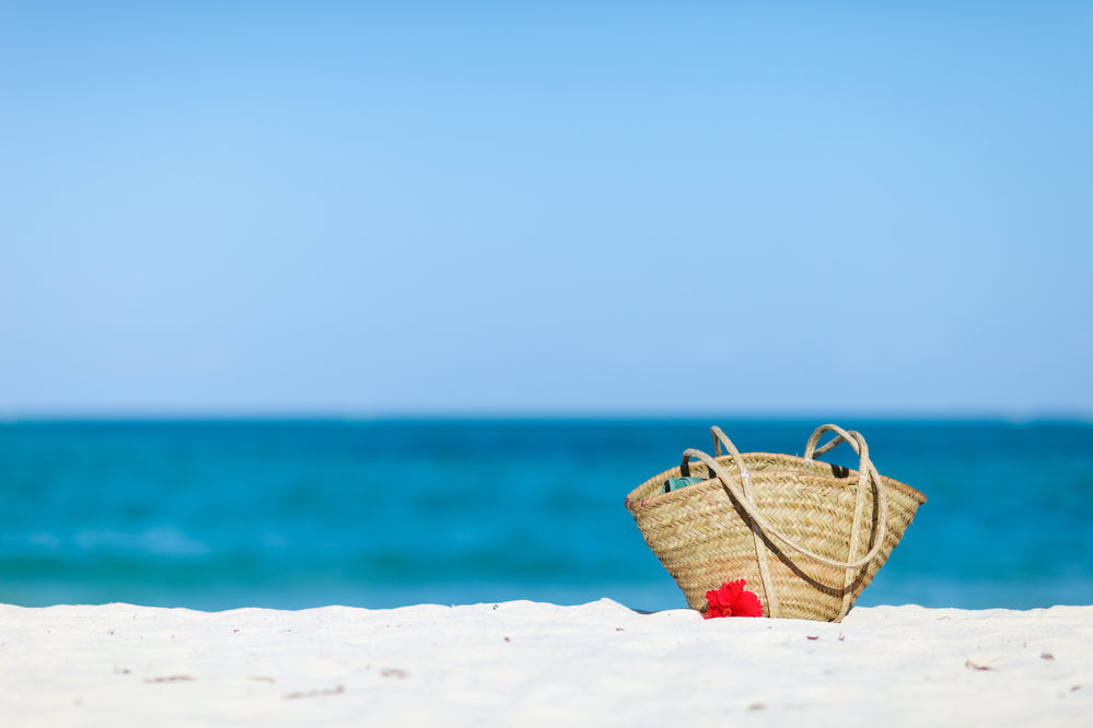 Essere glamour anche in spiaggia: borse di paglia e panier.