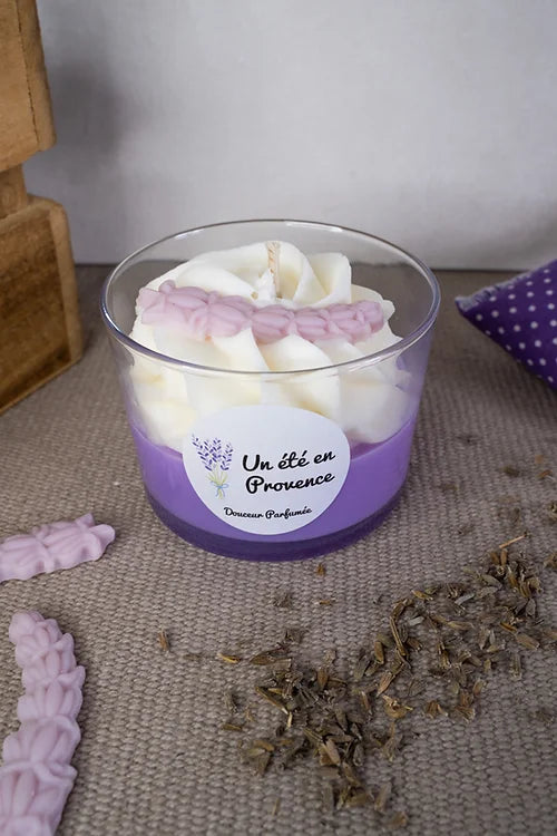 Candela realizzata a mano con cera di soia 100% naturale, stoppino in puro cotone ed essenze di Grasse, come in provenza 