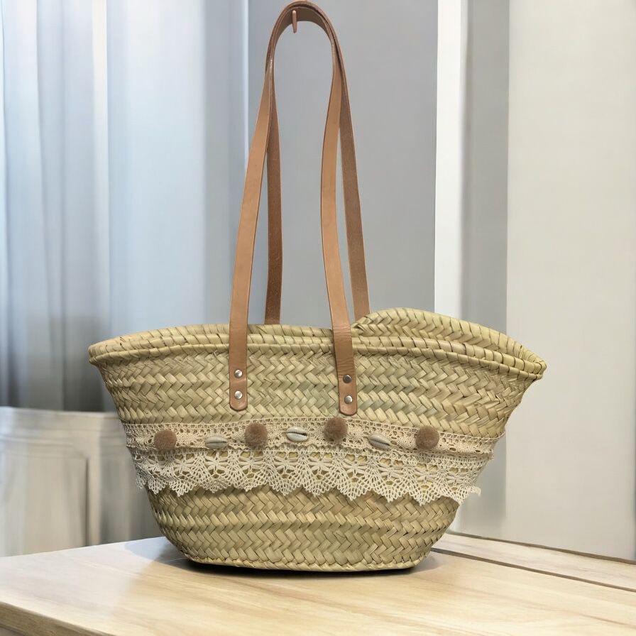Borsa in paglia con tracolla con dettagli in pizzo e conchiglie