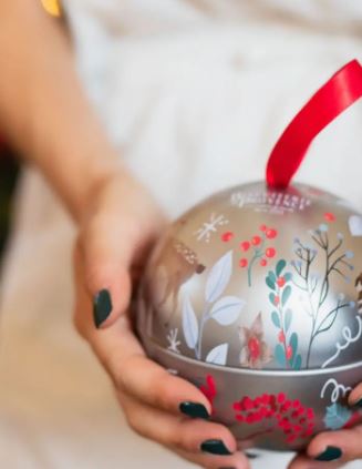 Boules di Natale in metallo decorate con biscotti Sablè de Noel alla cannella