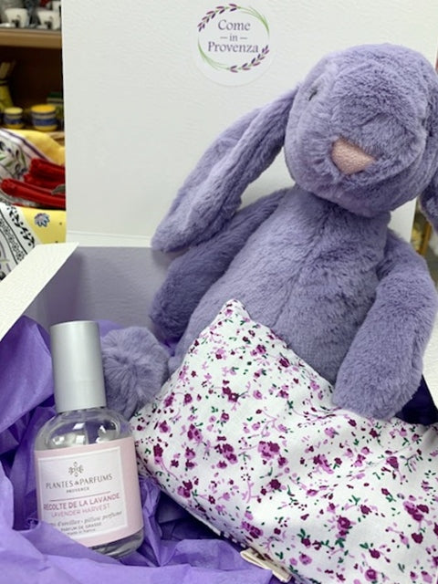 peluche da spruzzare con l’aroma alla lavanda abbinato e un cuscinetto sfoderabile imbottito con Lavanda Officinale bio di Sault, come in provenza