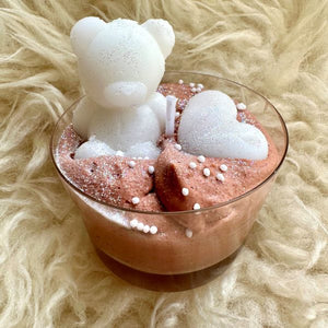 Una mini candela di San Valentino in cera 100% vegetale al profumo di cioccolato noisette, come in provenza