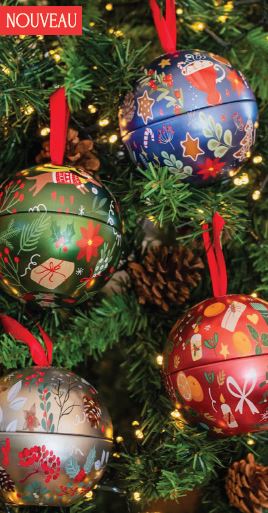 Boules di Natale in metallo decorate con biscotti Sablè de Noel alla cannella