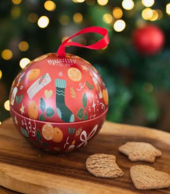 Boules di Natale in metallo decorate con biscotti Sablè de Noel alla cannella