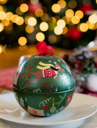 Boules di Natale in metallo decorate con biscotti Sablè de Noel alla cannella